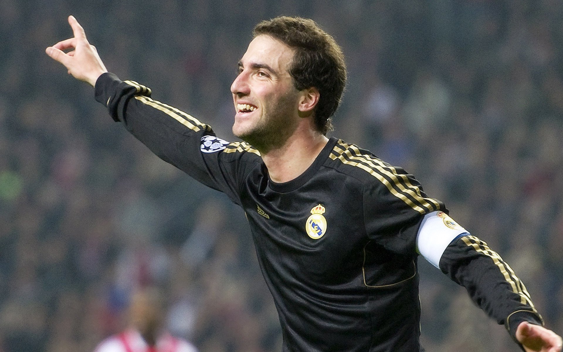 夜间灯光足球超炫表演,点亮城市绿茵夜,足球场夜间照明灯